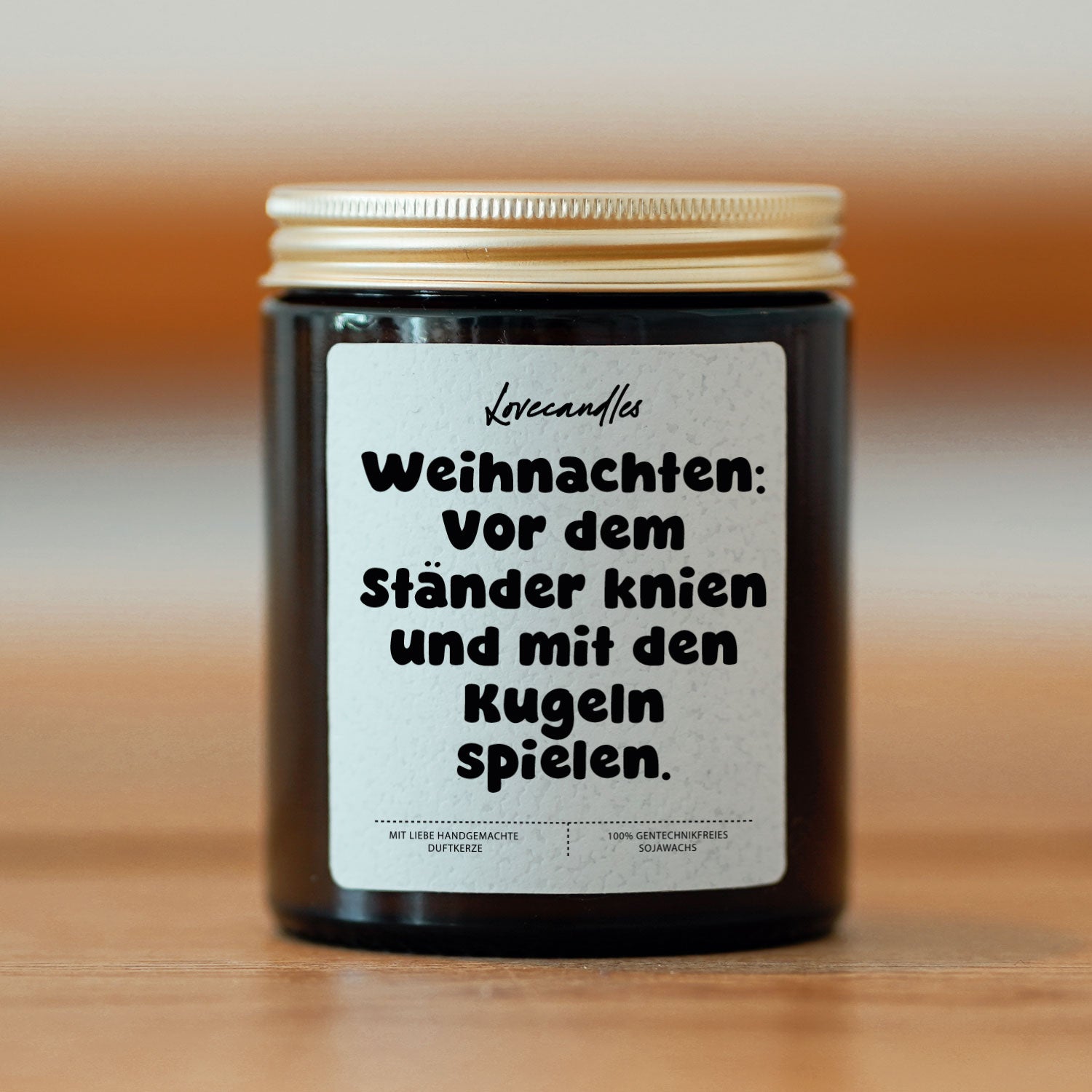 Duftkerze - Weihnachten: Vor dem Ständer knien und mit den Kugeln spielen.