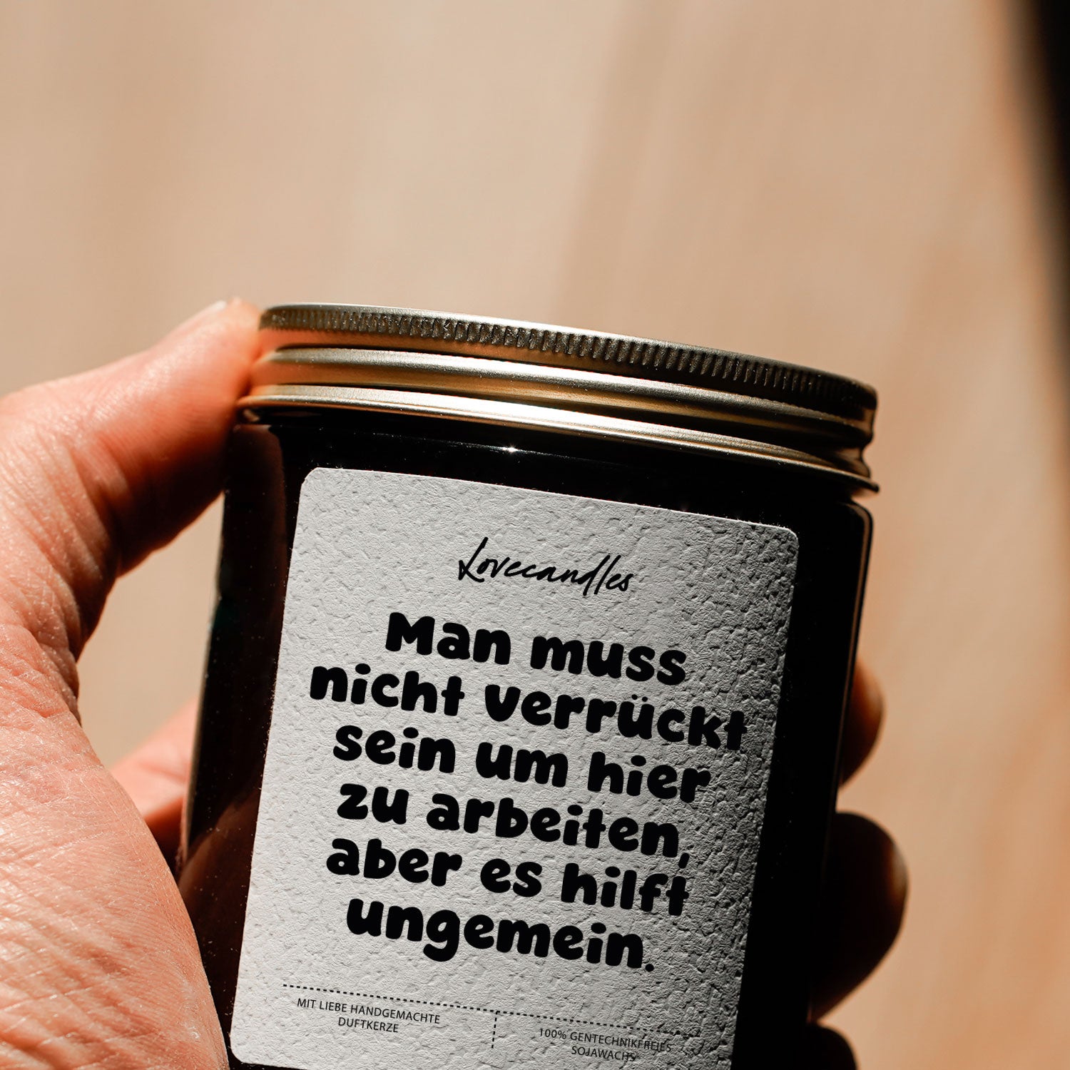 Duftkerze - Man muss nicht verrückt sein um hier zu arbeiten, aber es hilft ungemein.