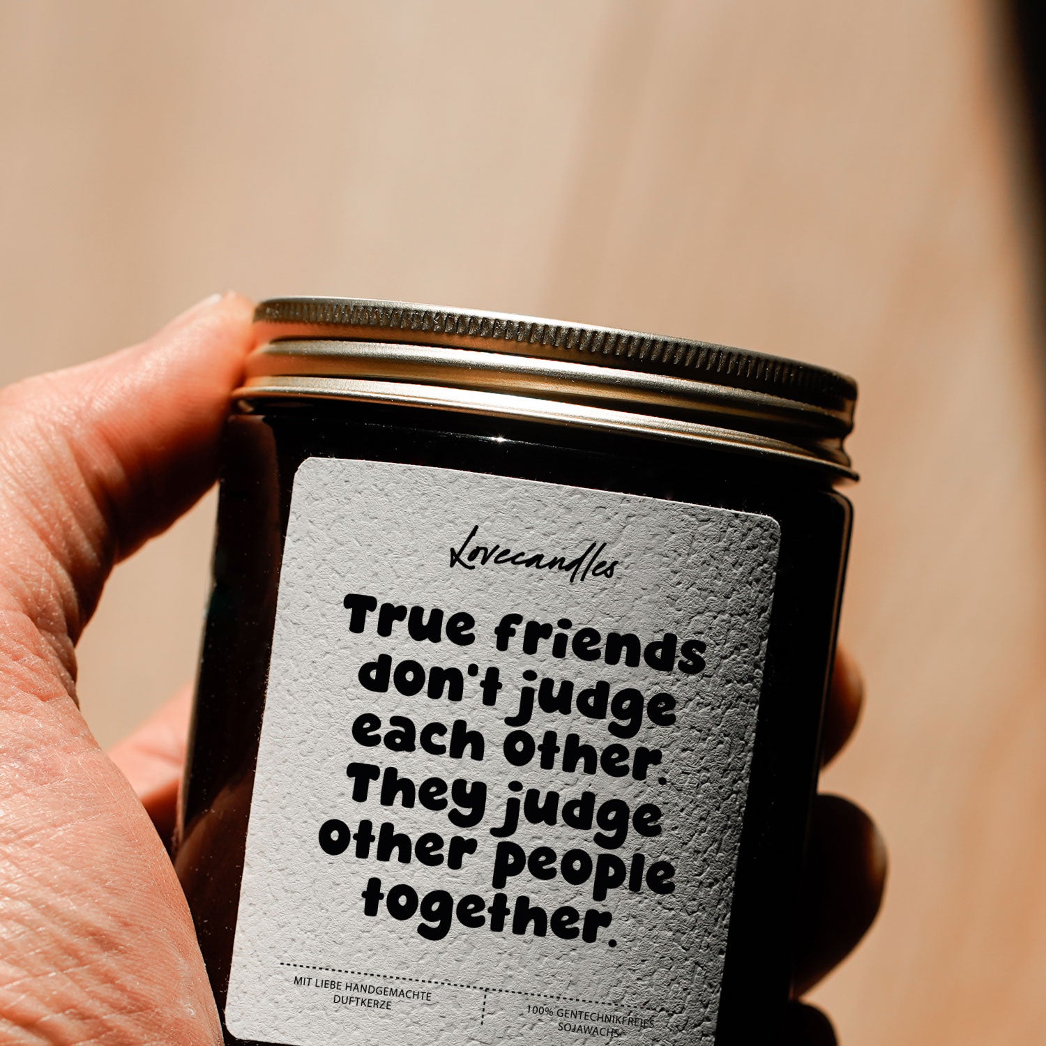 Duftkerze - True friends don't judge each other. They judge other people together.